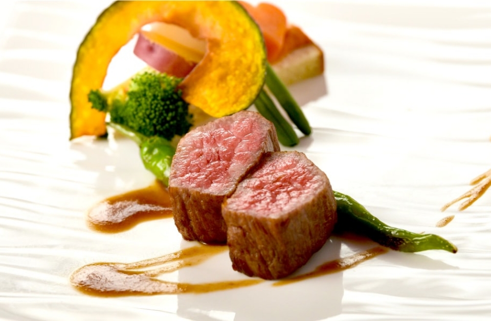 NIHOの厳選食材を使用した彩り豊かなお料理。ゲストへのおもてなしを大切にするNIHOならではの逸品です。